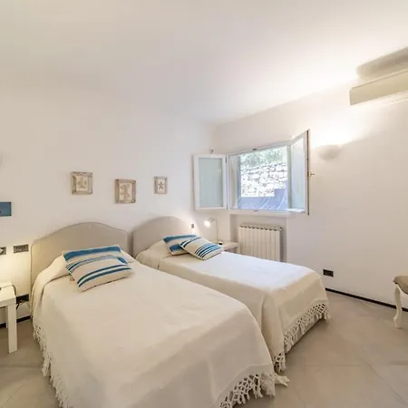 Portofino Riviera Luxury Villa-pool,garden,parking 펜션 쪼알리